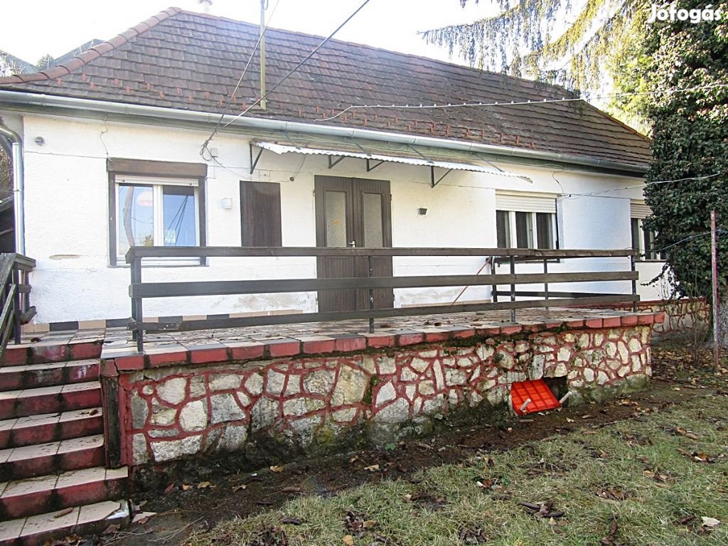 Budakeszi, Központ közeli csendes utca, 56 m2-es, családi ház