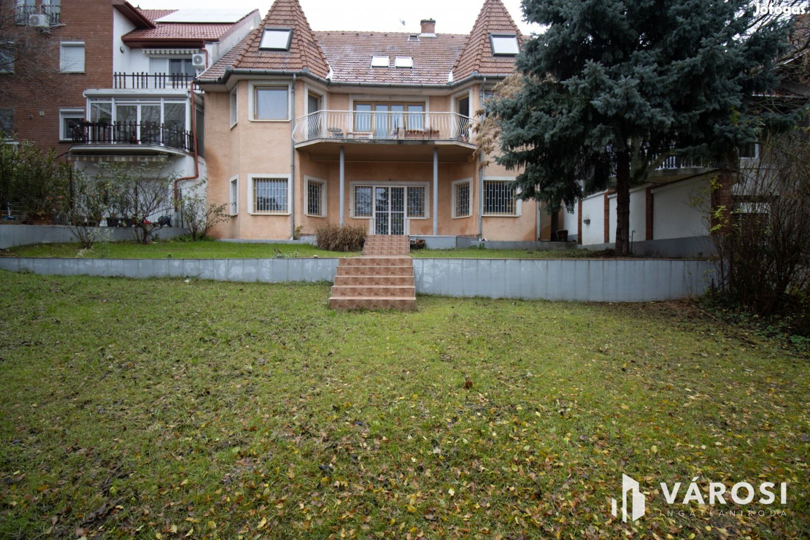 Budaörsön, sorházas beépítésű utcában, lakás eladó