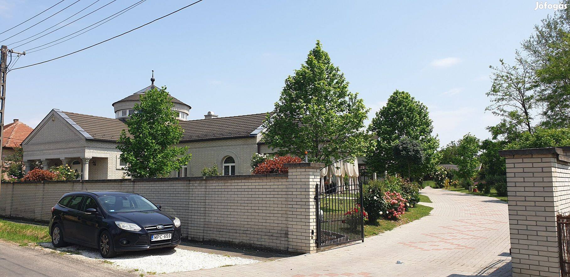 Budapest agglomerációjában Üllőn Kastély jellegű családi ház eladó
