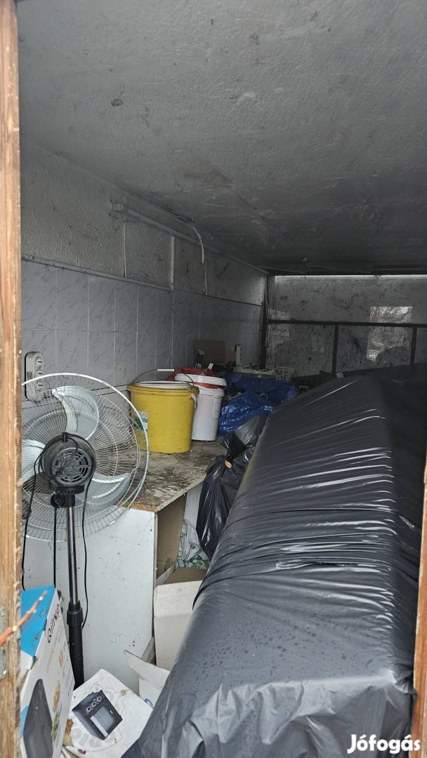 Büfékocsi a képen látható állapotban.