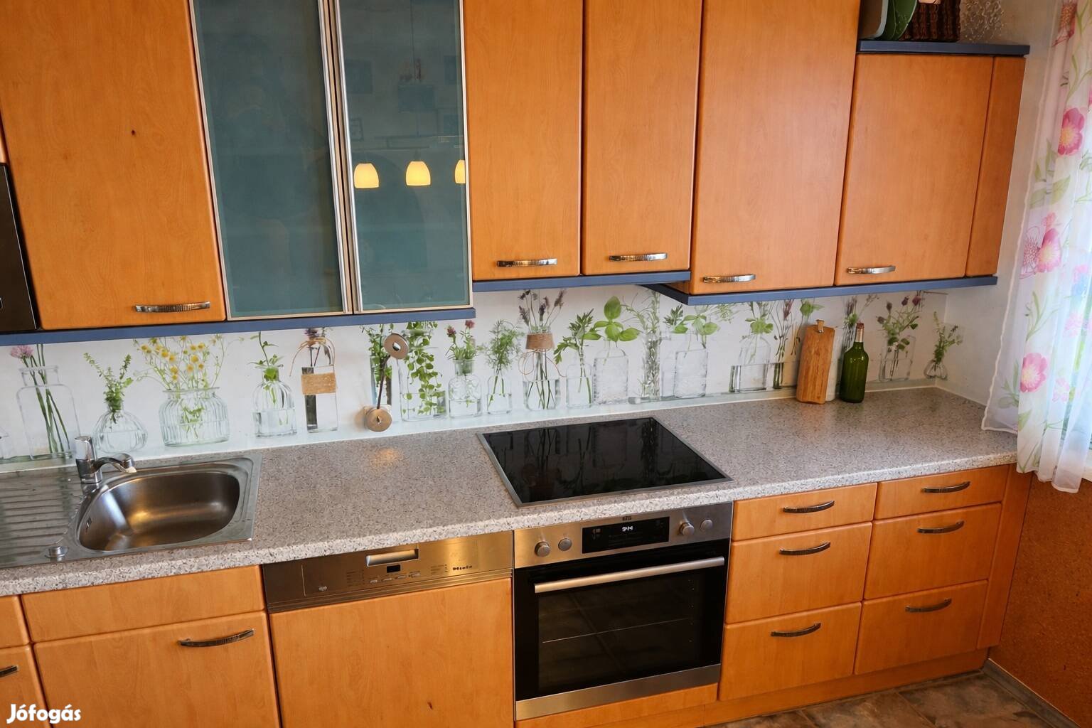 Bükk frontos DAN konyha gépekkel - Miele, AEG, Bosch -