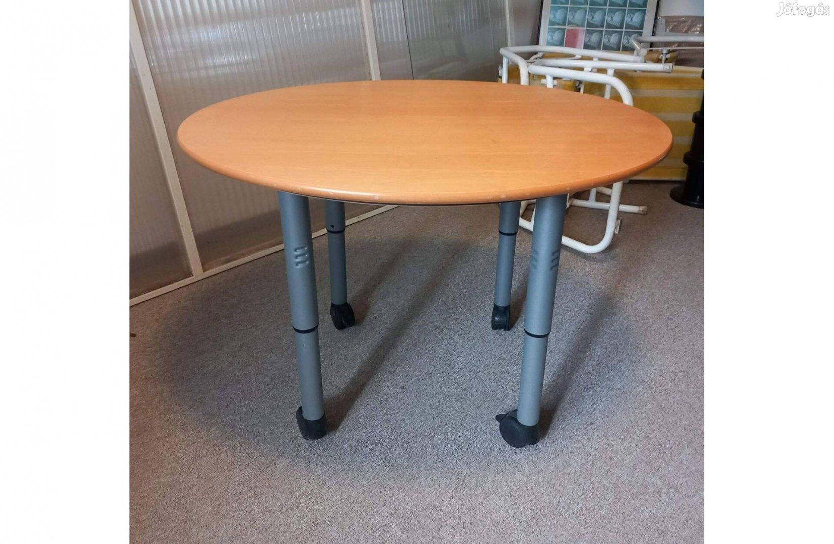 Bükk ovális görgősfékezhető asztal