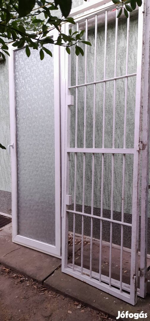 Bukó nyíló ajtó tokkal biztonsági ráccsal 