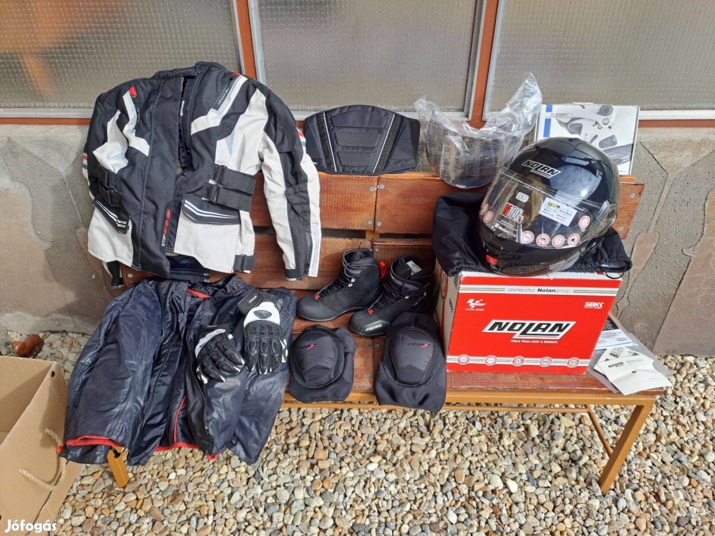 Bukó sisak,motoros ruha