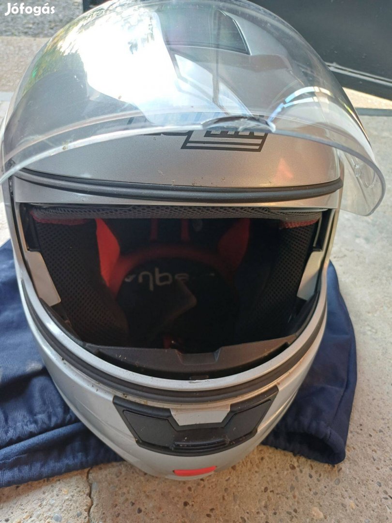 Bukósisak egy zárt és egy nyitott eladó