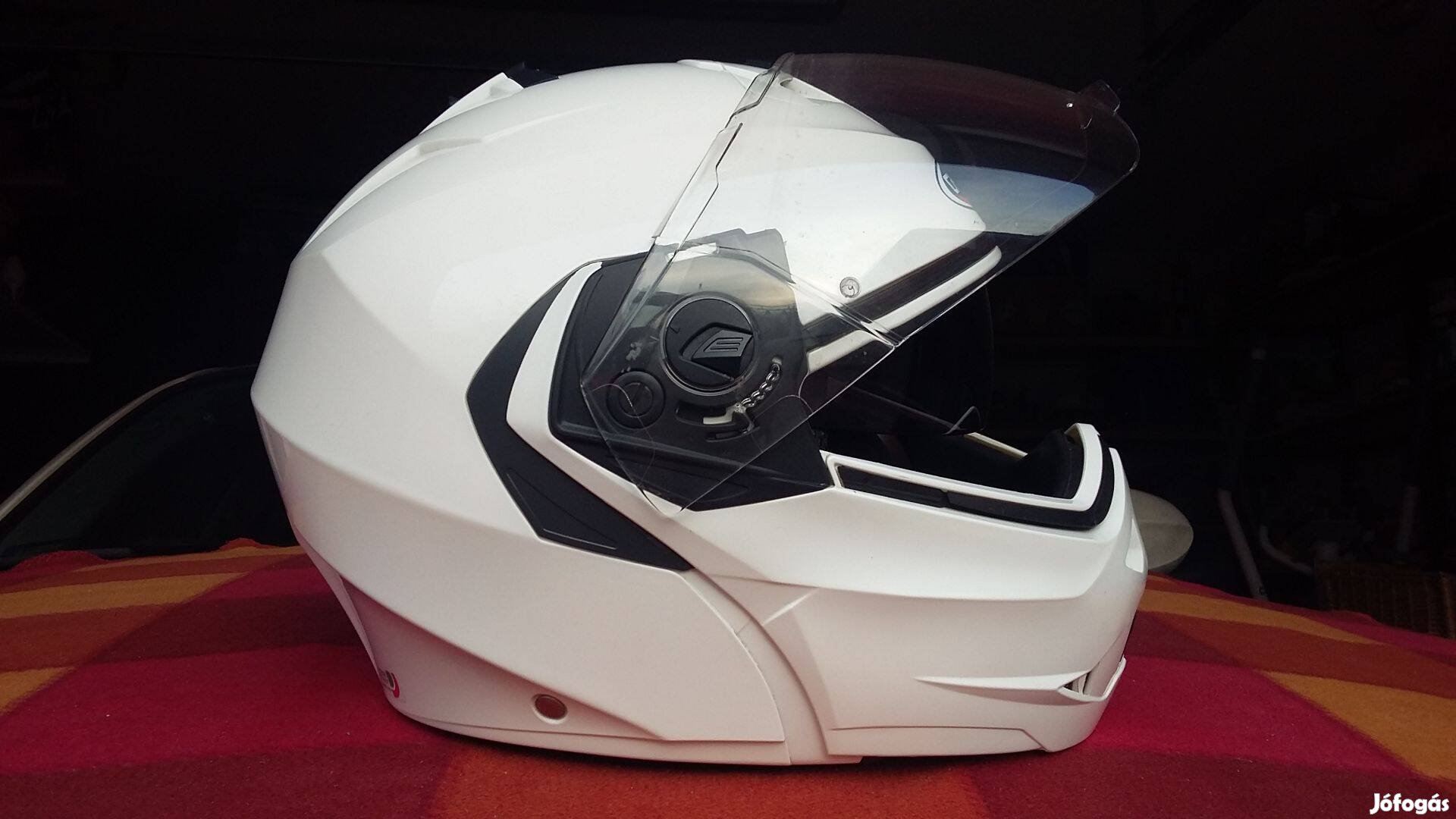 Bukósisak hibátlan állapotban