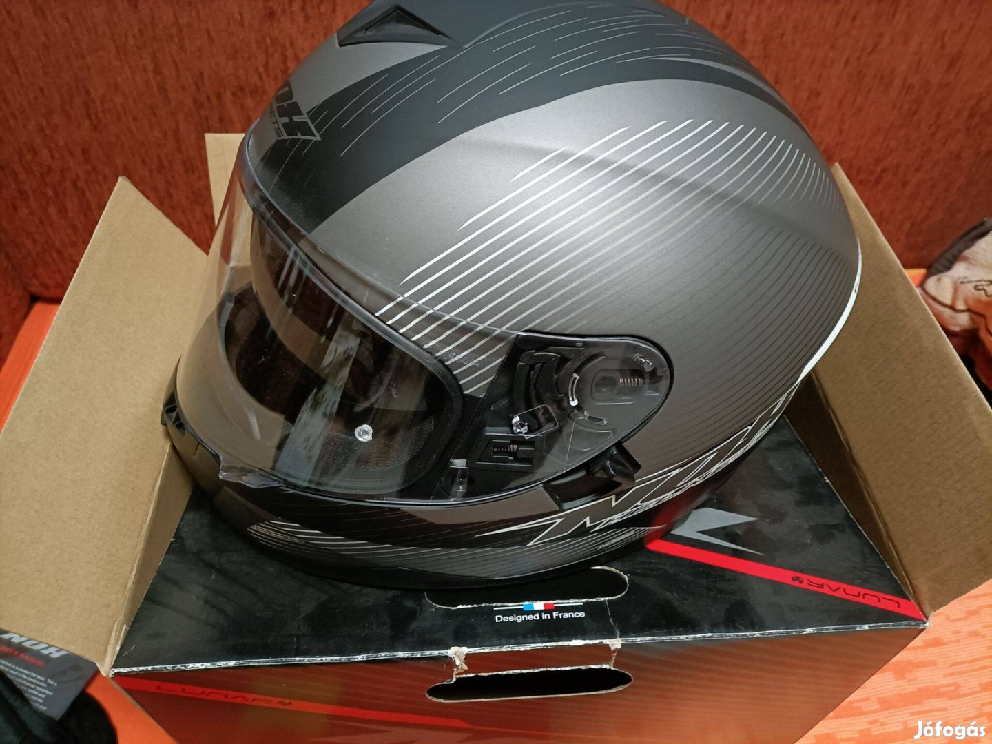 Bukósisak napszemüveggel