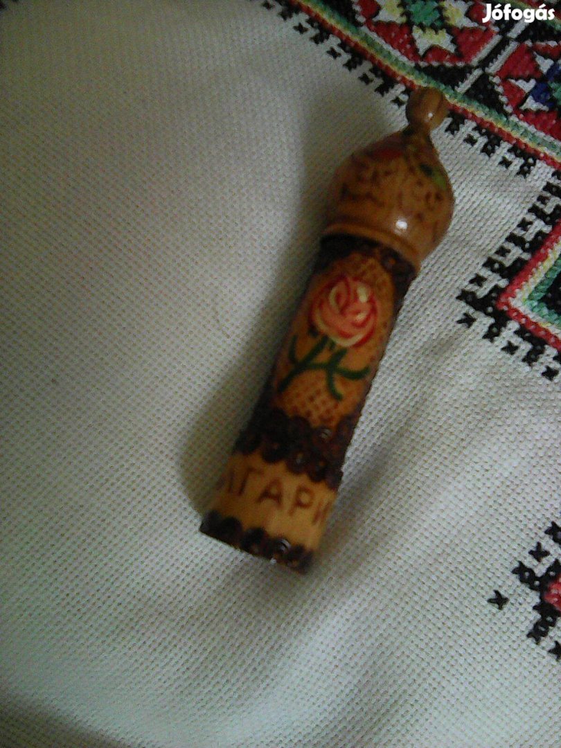 Bulgár rózsa olaj parfüm díszes fa tartón