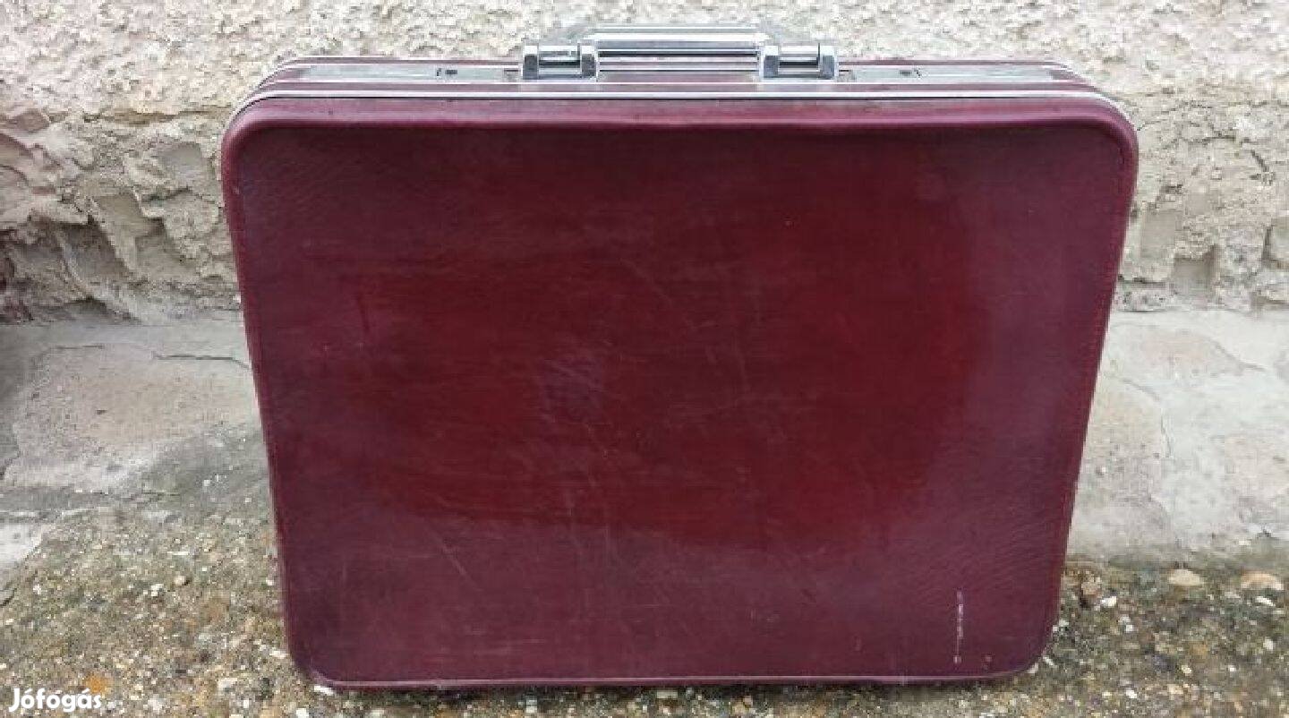 Burgundi színű fém vázas Mister pattanó záras aktatáska