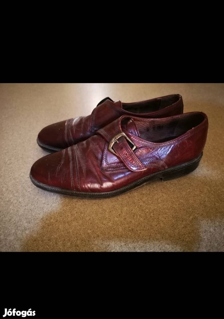 Burgundivörös csatos bőr cipő 43