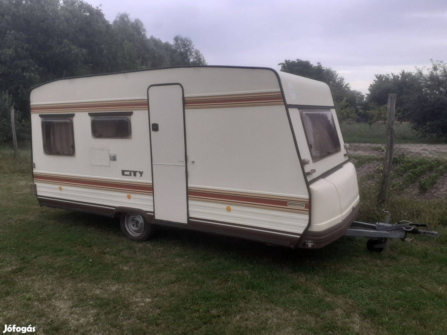 Bürstner City lakókocsi 880 kg össztömeg, fürdő/WC