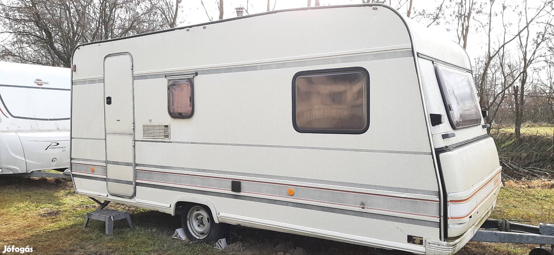 Bürstner Holiday lakókocsi 5.2m×2.4m lakrész telepítésre eladó