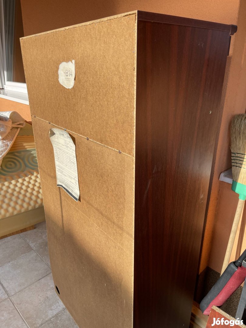 Bútor, polcon kivitel, masszív darab