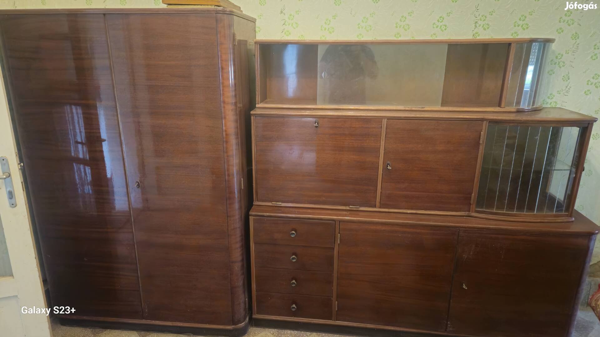 Bútorok Szekrény Asztal Kanapé Tükör 