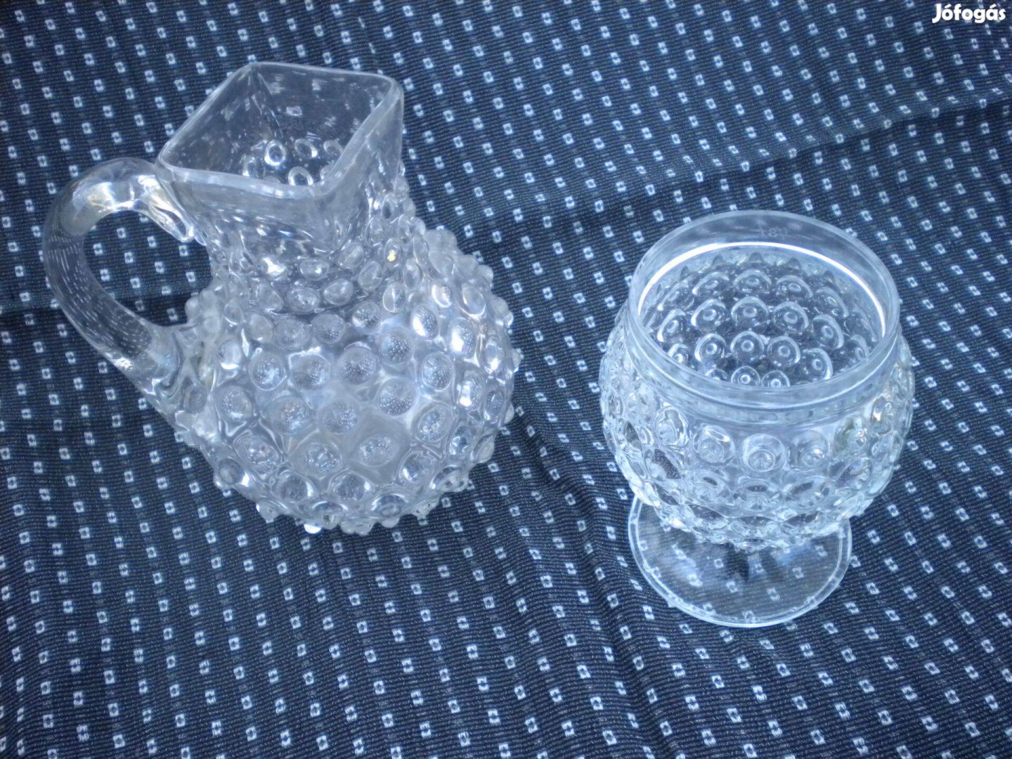 Bütykös üveg kancsó keresztelő pohárral parádi