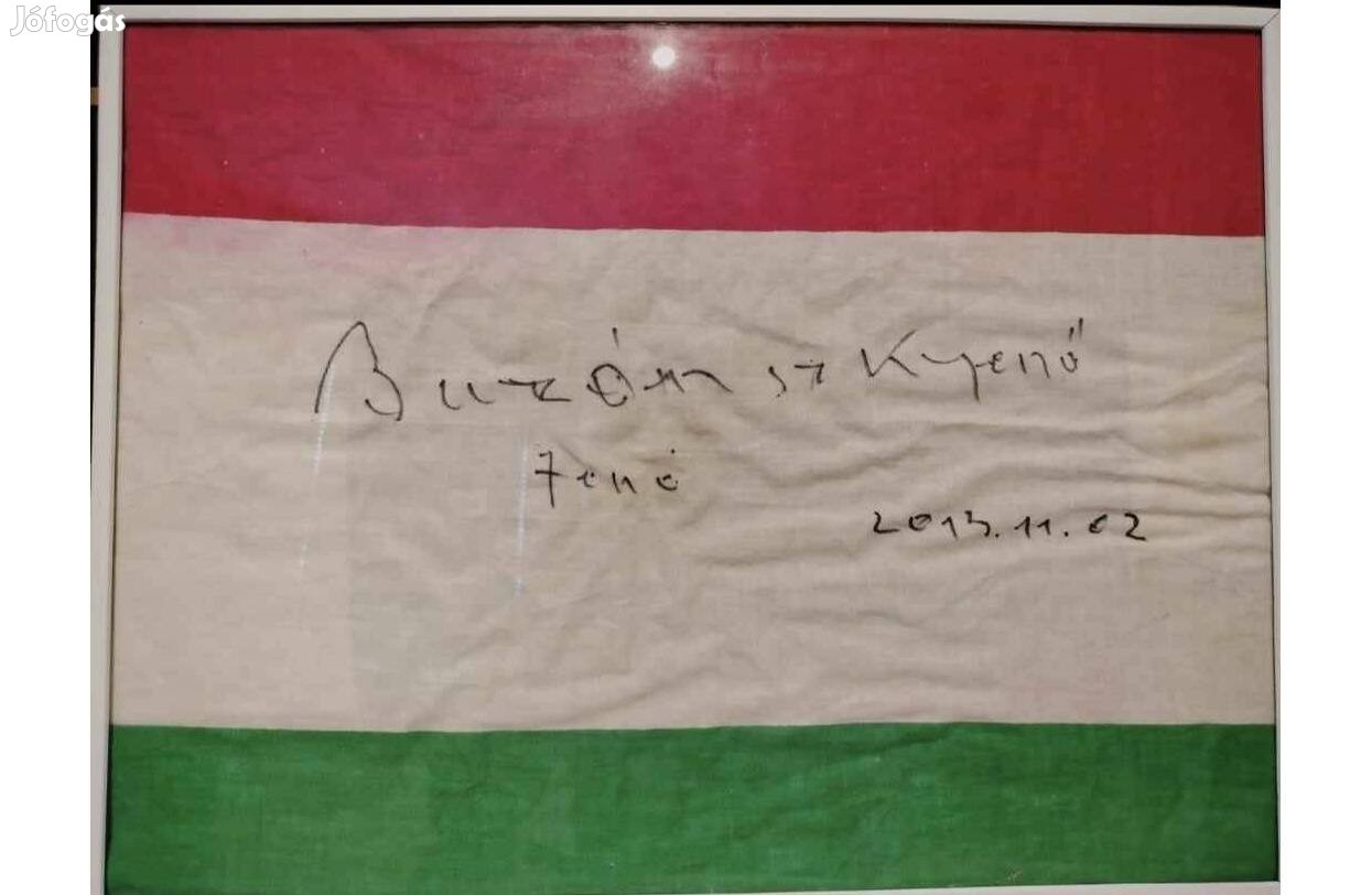 Buzánszky Jenő által aláírt magyar zászló