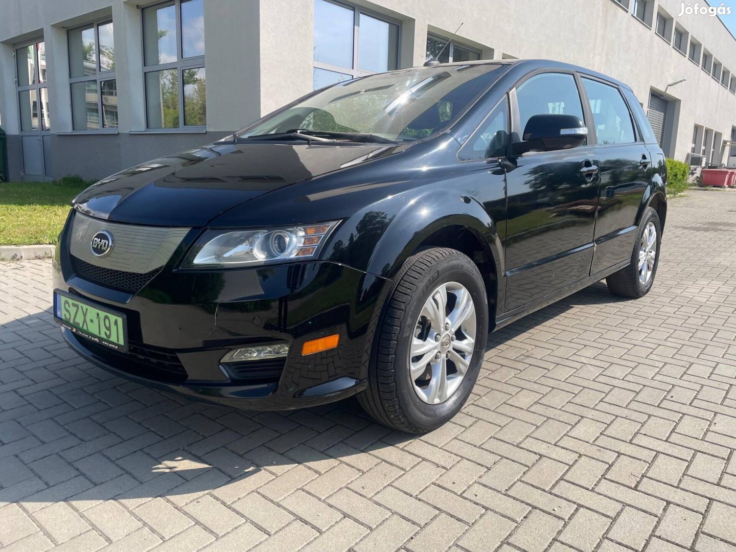 Byd E6 60 kWh. Áfá-s. 250 km hatótáv. AC 43 kW...