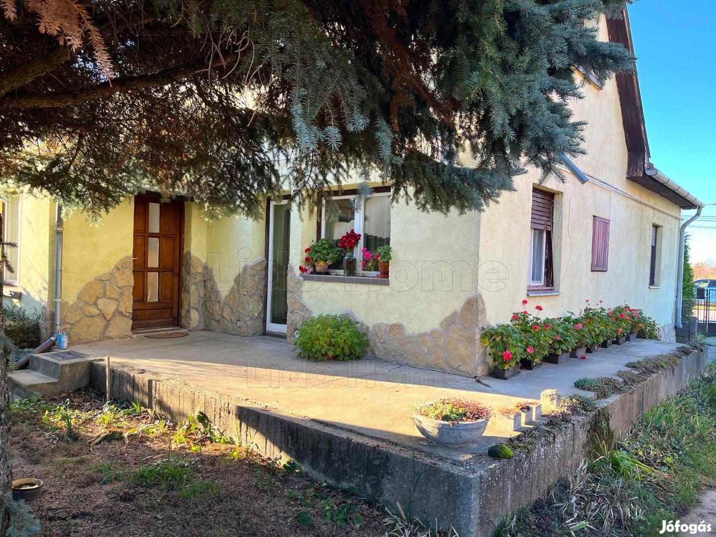 CSALÁDI HÁZ A SIÓFOK MELLETTI SÁGVÁRON!