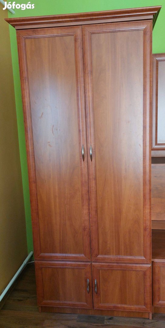 Calvados színű akasztós szekrény
