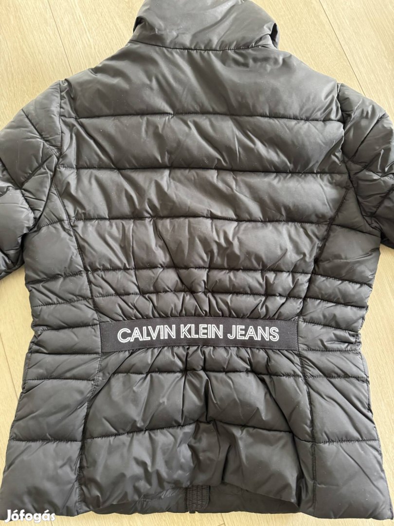 Calvin Klein S fekete, pufi télikabát