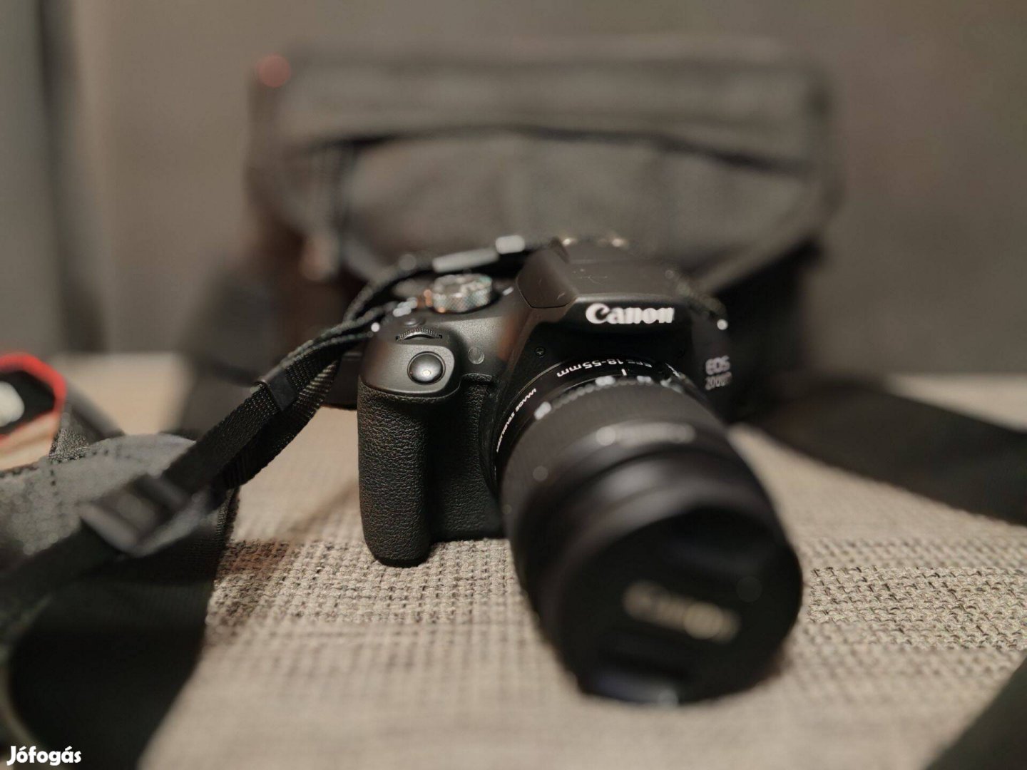 Canon EOS 2000D DSLR fényképezőgép gyári táskájával