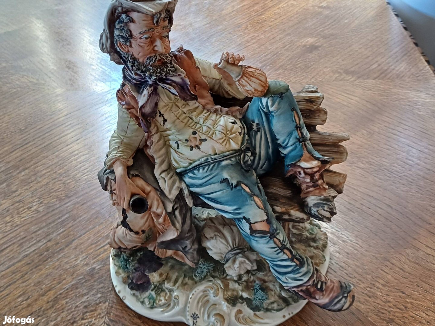 Capodimonte Porcelán Részeges Öreg Padon 