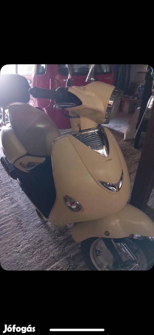 Capri tauris robogó