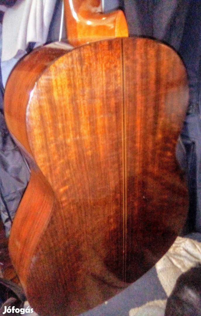 Caractére La Yamaha Model G-235 Made in Taiwan Deluxe Acoustique gitár