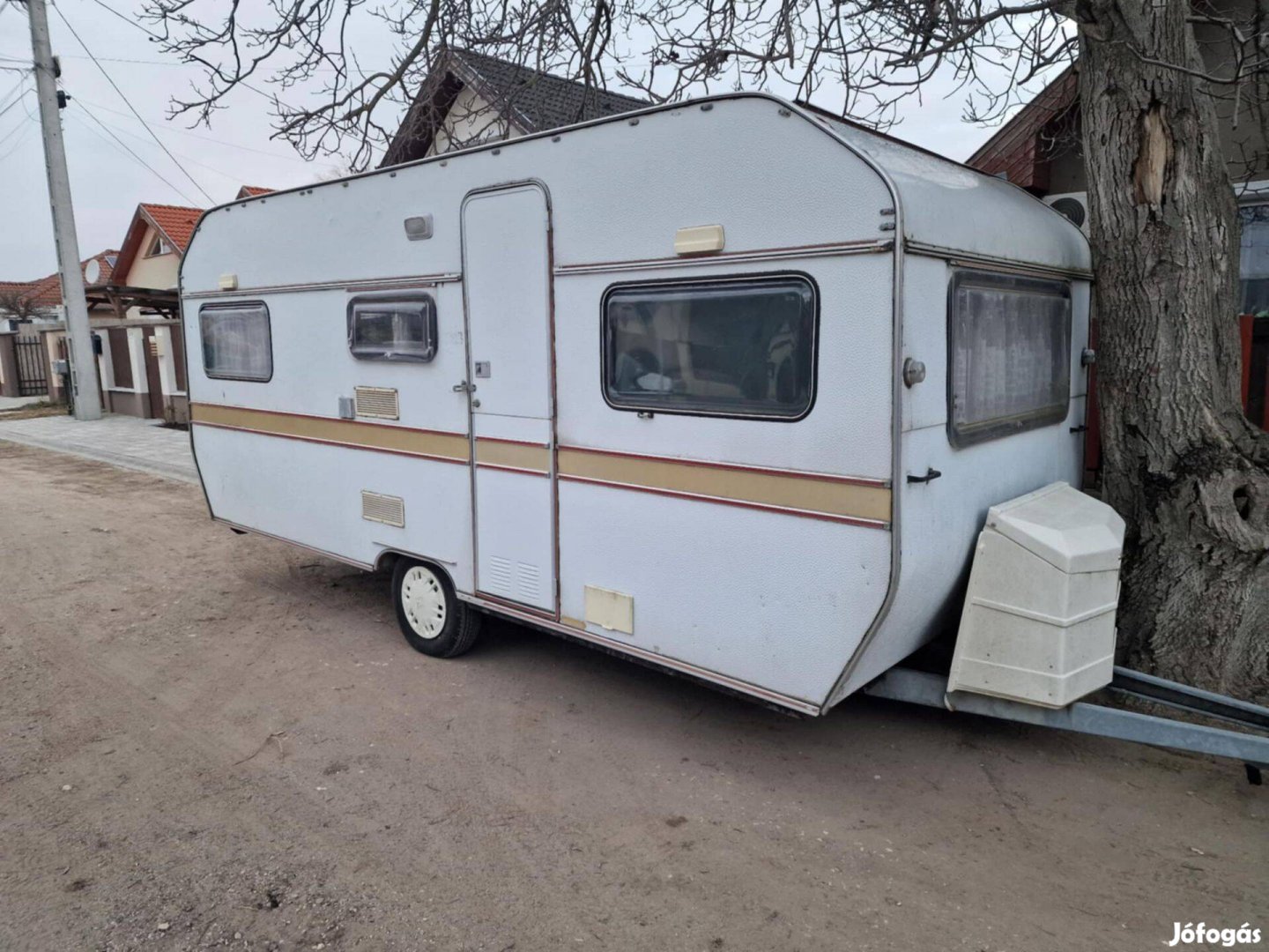 Caravan 510 lakokocsi telepitesre normal allapotu akar lestallitassal