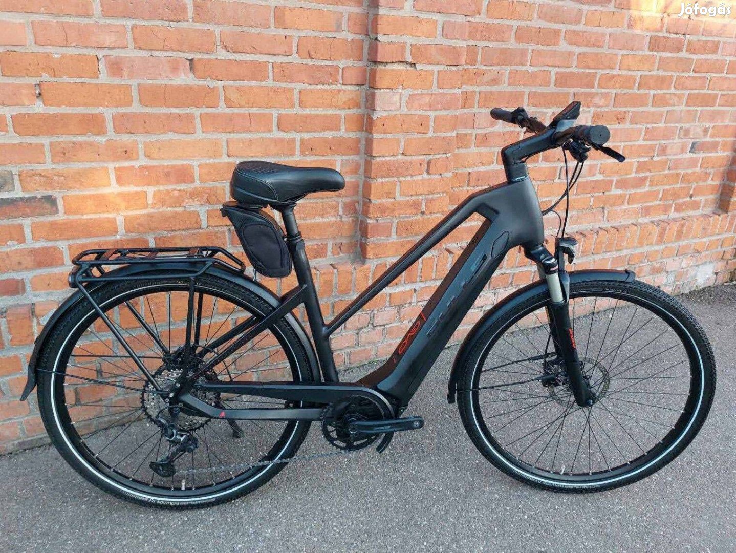 Carbon monocoque vázas trekking pedelec ebike eladó