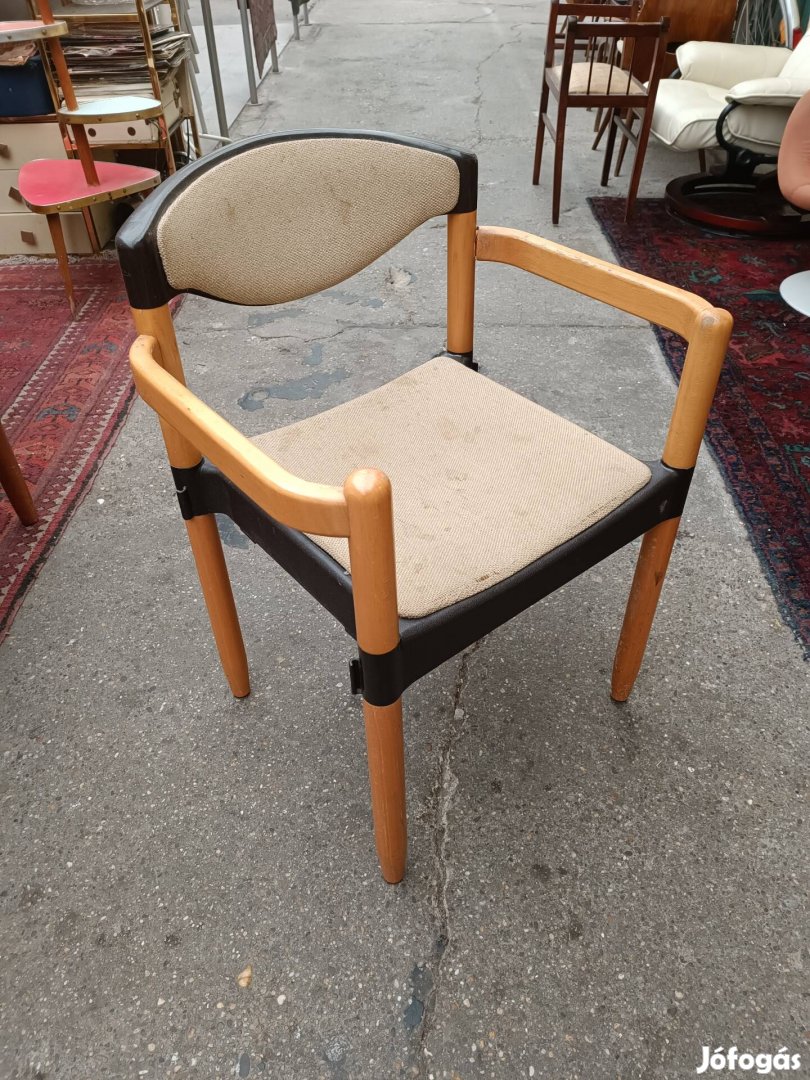 Casala, rakásolható székek.