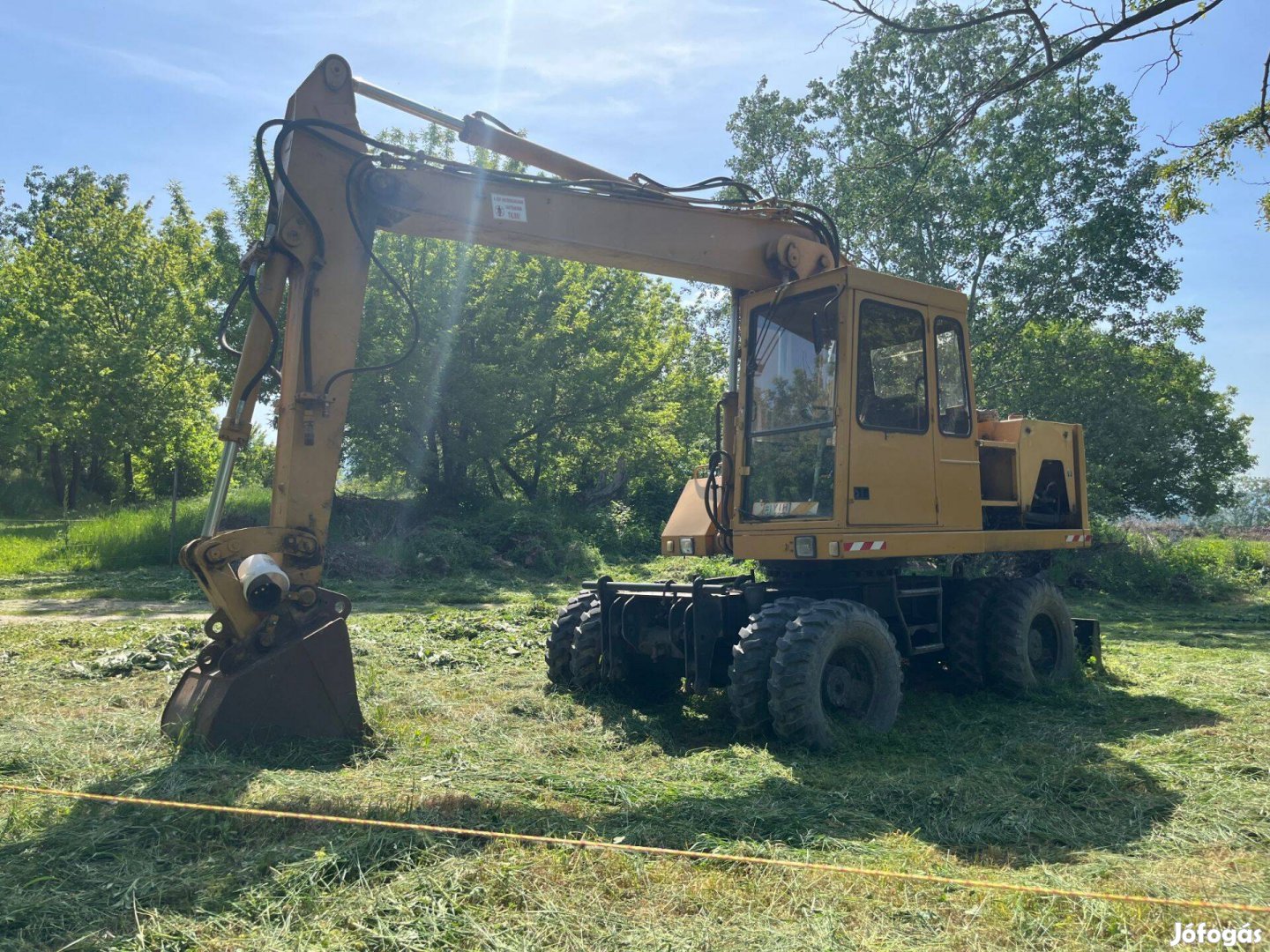 Caterpillar 212B gumikerekes kotró fogókotró