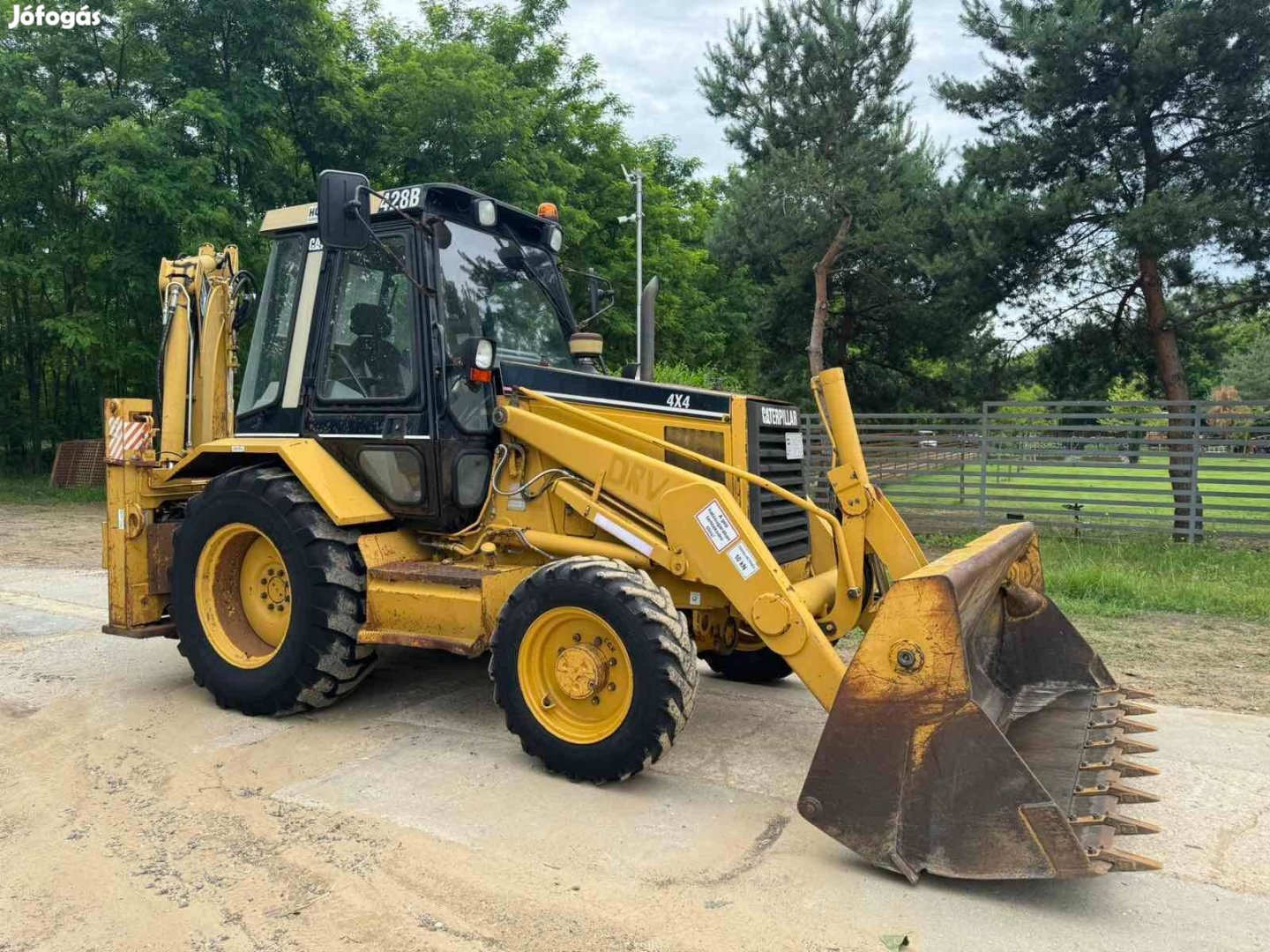 Caterpillar 428B 4x4 gumikerekes kombirakodó