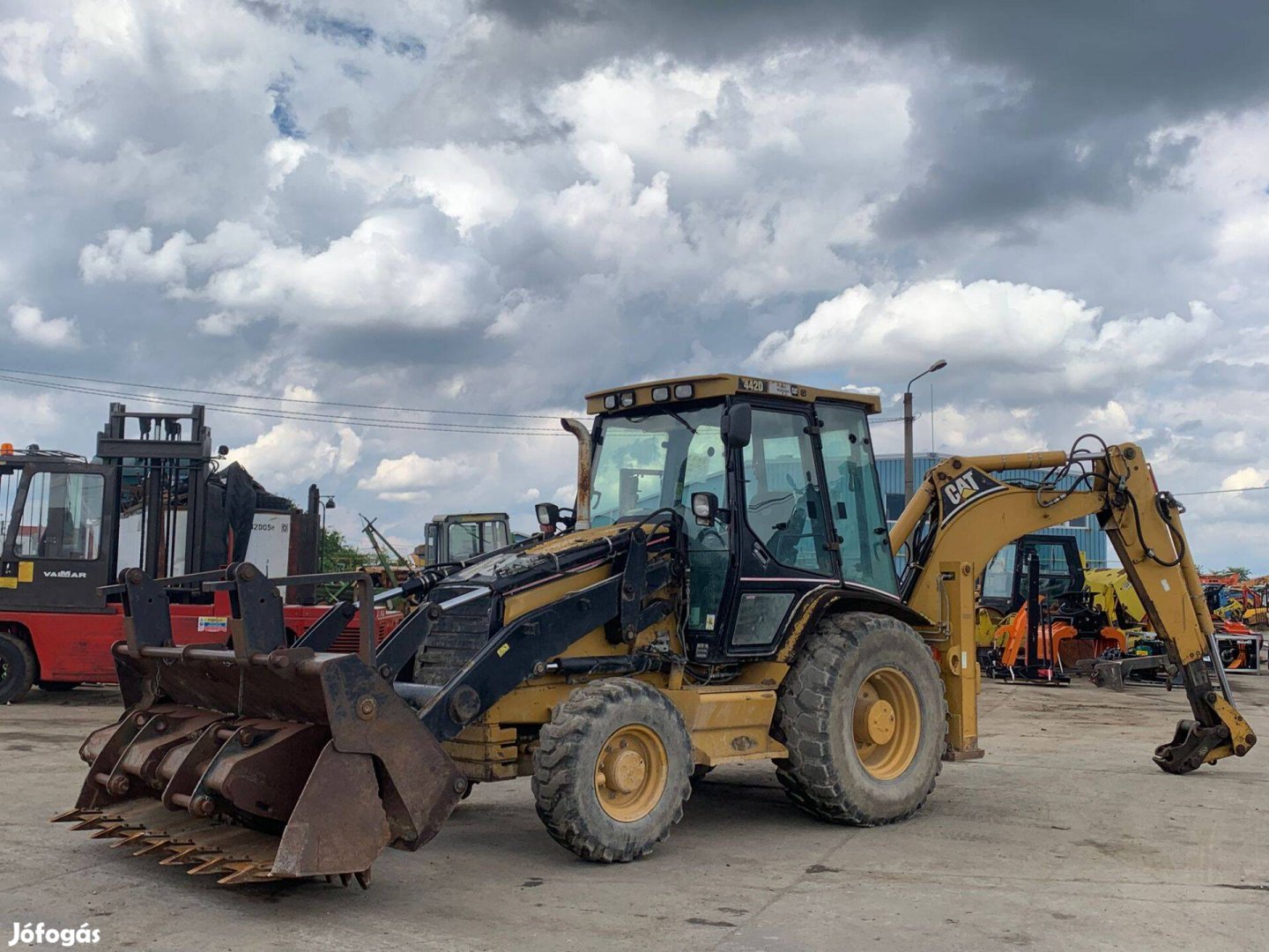 Caterpillar 44D2 kotró-rakodó kombigép