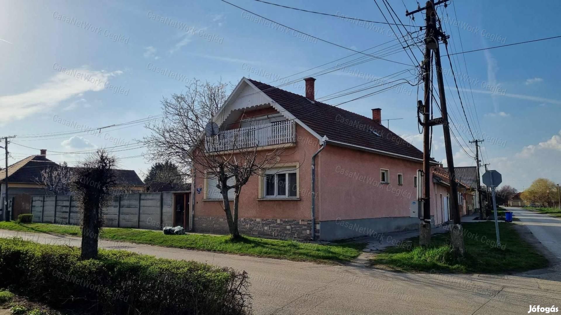Cegléd, Széchenyi út közelében 3+1 félszobás CSALÁDI HÁZ eladó!