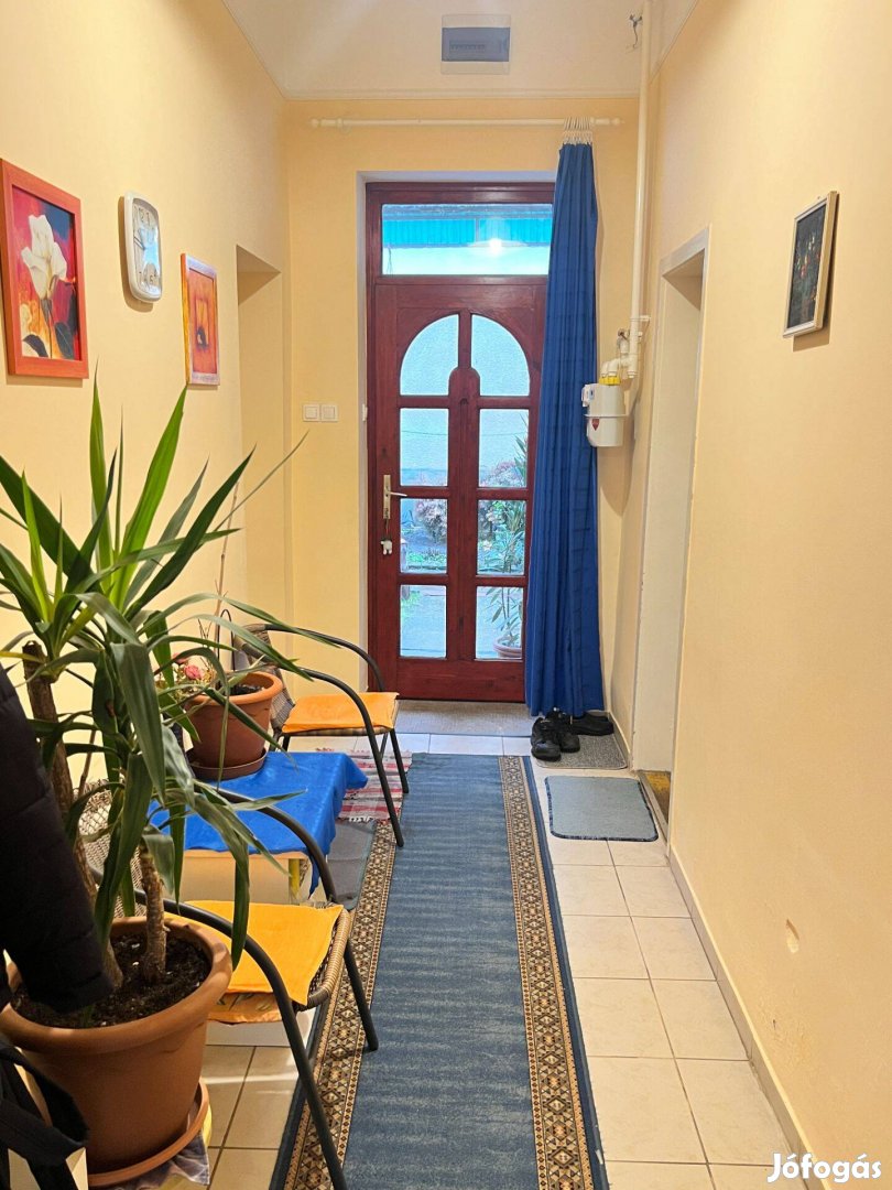 Cegléd belvárosában, földszinti, 2 szobás lakás eladó