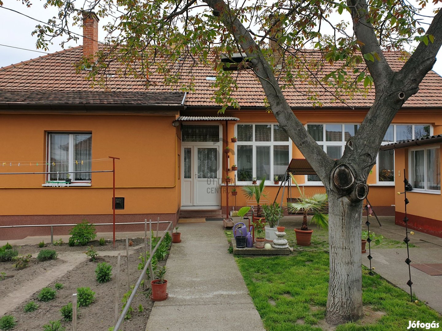 Cegléden A Bajcsy-Zsilinszky tér környékén családi ház eladó!