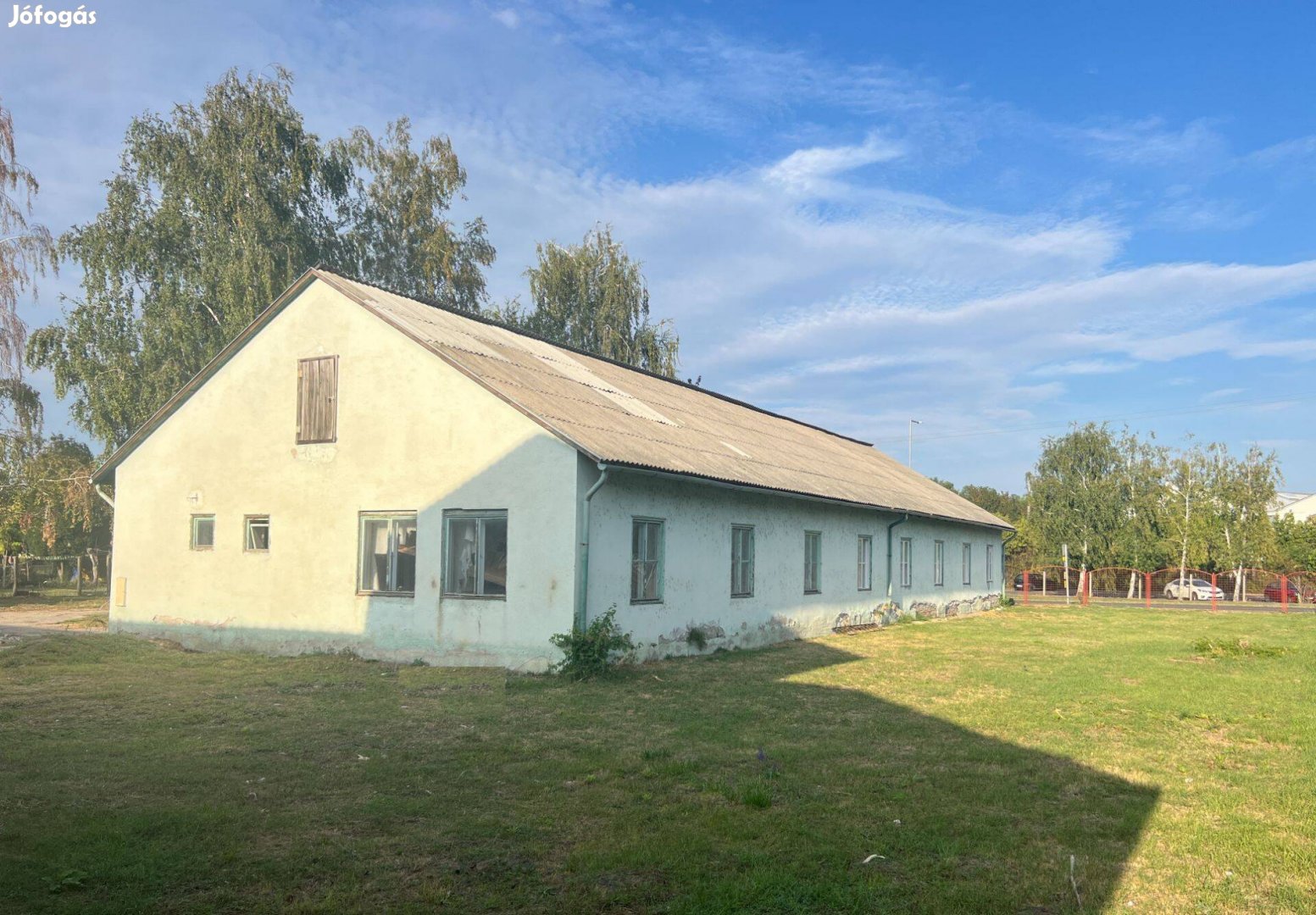 Cegléden Gip-1 övezetben raktár épületek eladók