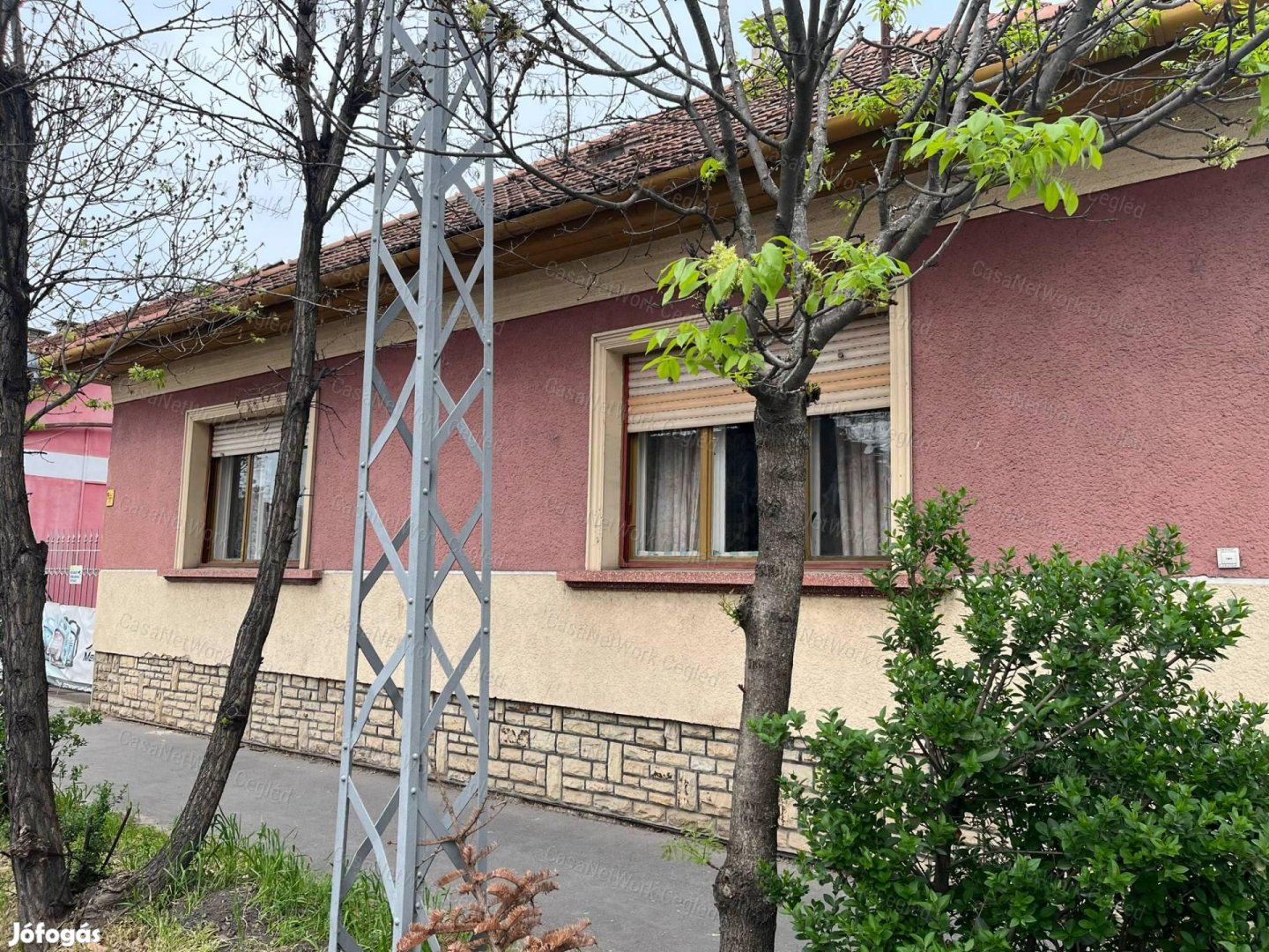 Cegléden családi ház eladó