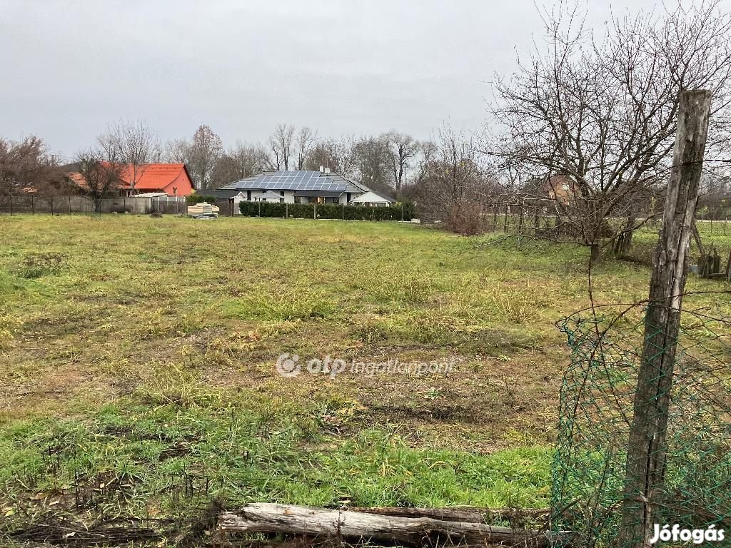 Ceglédi 985 nm-es telek eladó