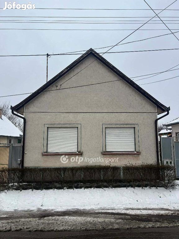 Ceglédi eladó 105 nm-es ház