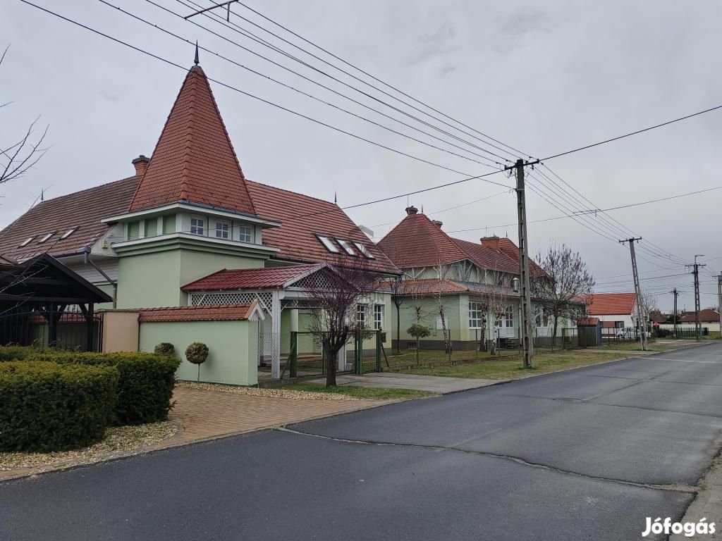 Ceglédi eladó 236 nm-es ház
