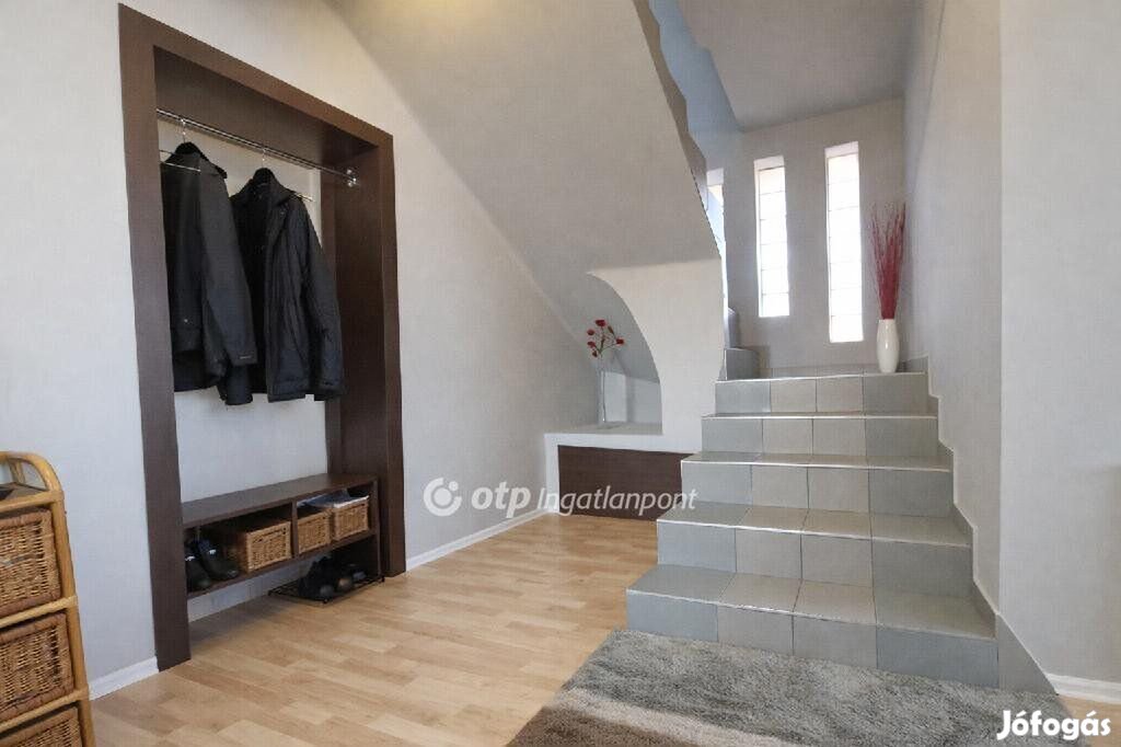 Ceglédi eladó 240 nm-es ház