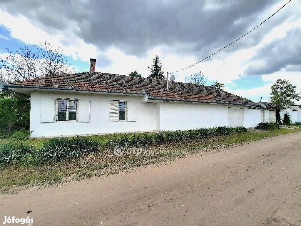 Ceglédi eladó 84 nm-es ház