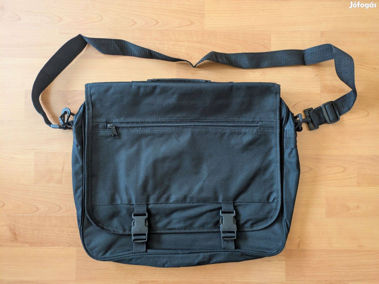 Centrixx fekete válltáska oldaltáska