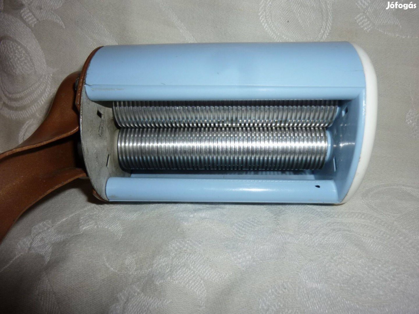 Cérnametélt készítő eladó