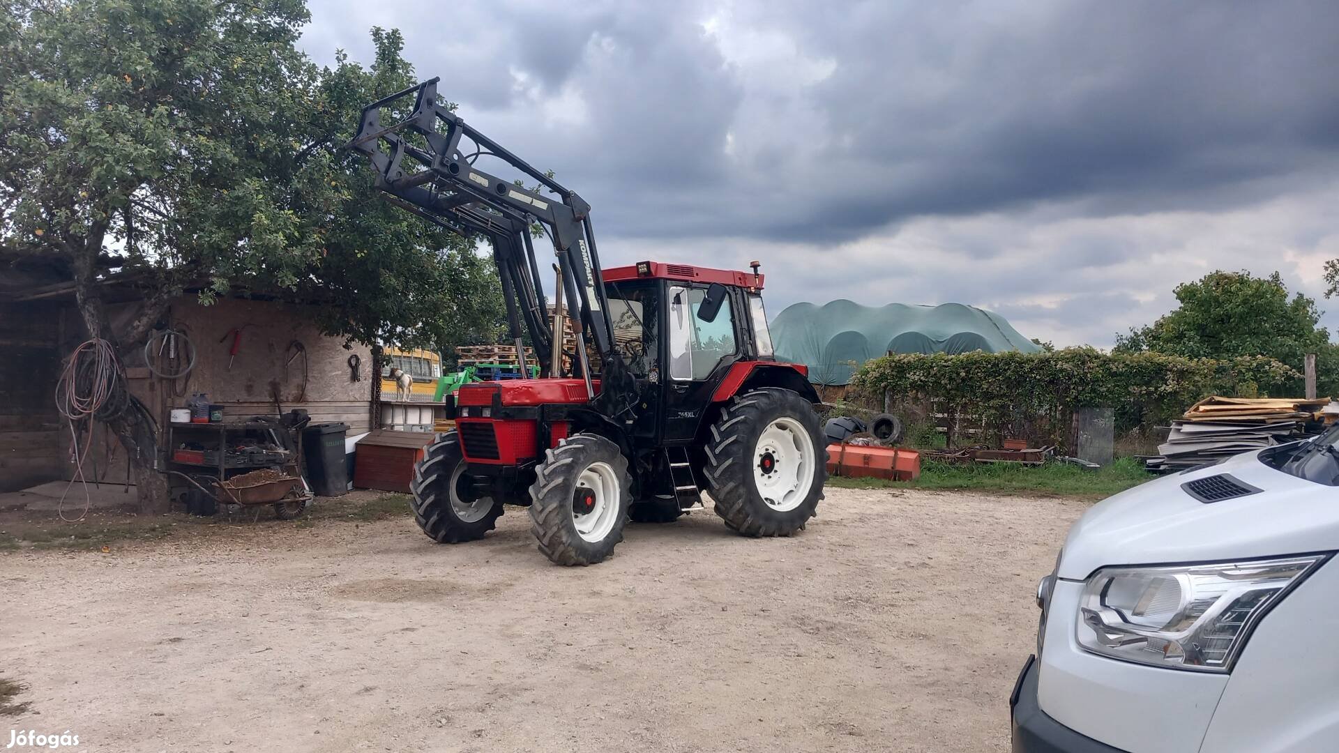 Cez IH 745 homlokrakodóval 