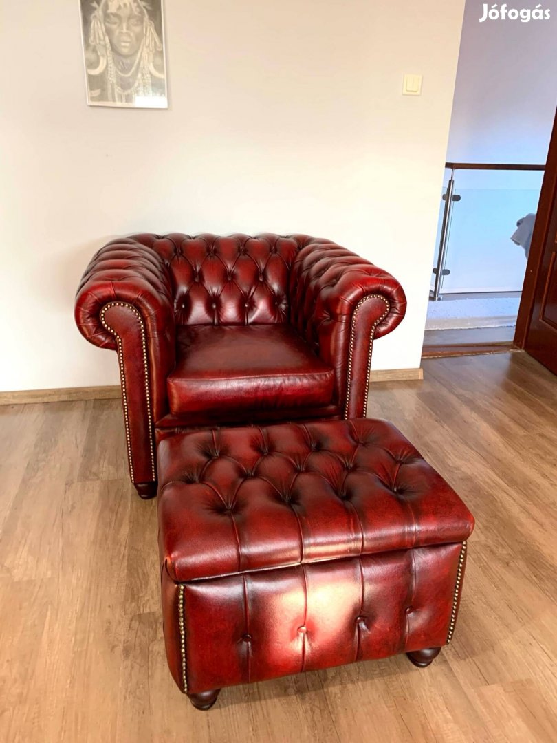 Chesterfield fotel lábtartóval