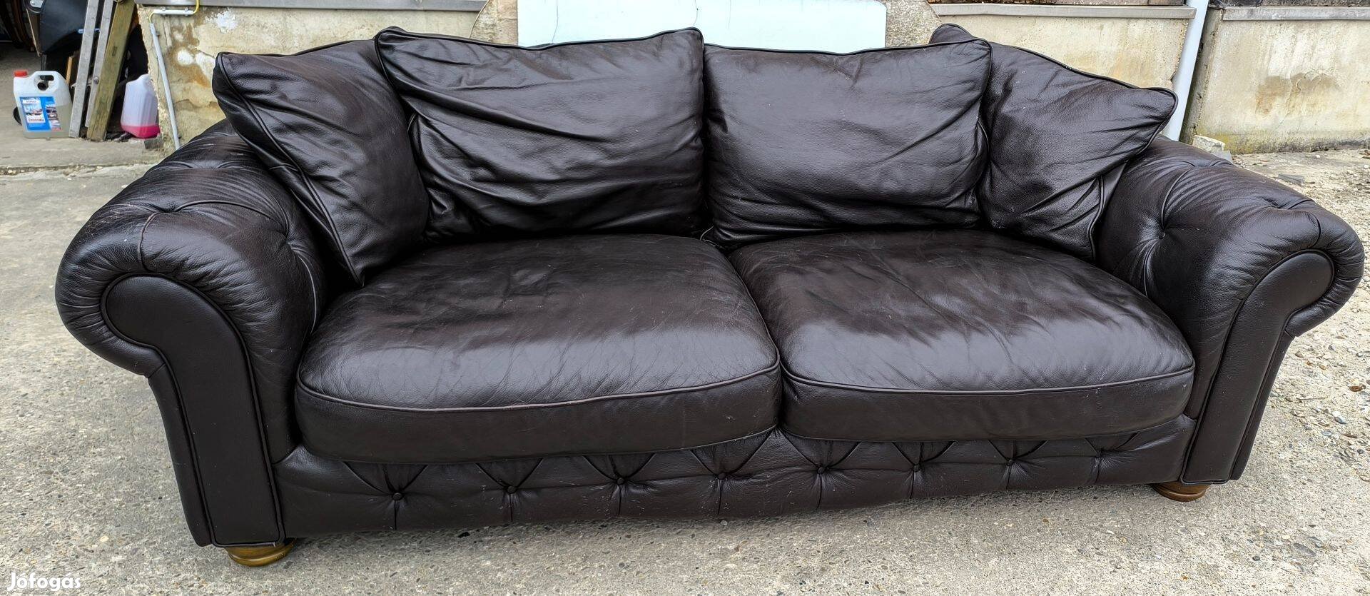 Chesterfield jellegű bivalybőr kanapé