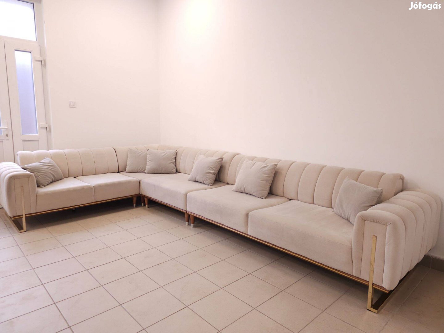 Chesterfield stílusú plüss sarokkanapé 240x400 cm